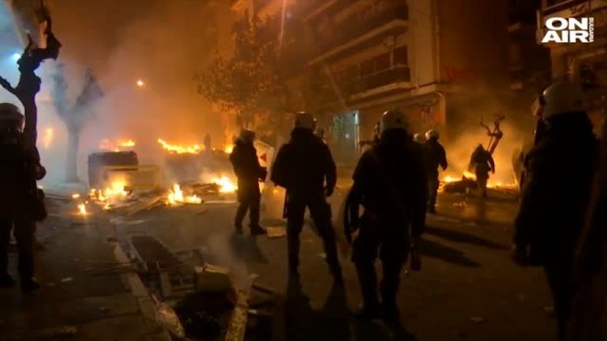Сблъсъци между анархисти и полицаи в центъра на Атина