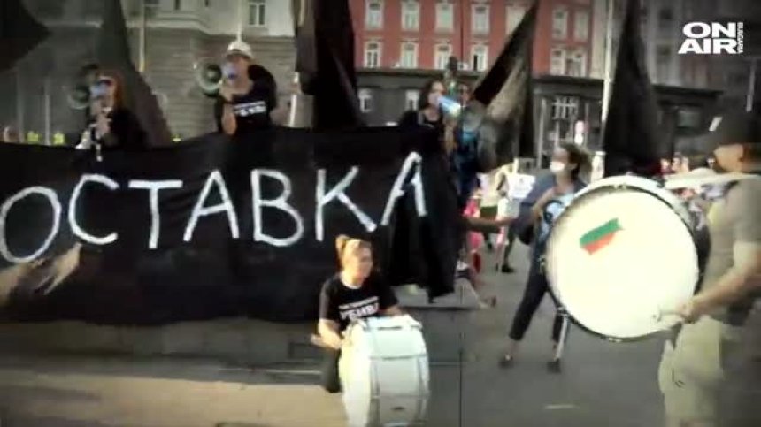 Сценаристите на Слави Трифонов създадоха песен за протестите