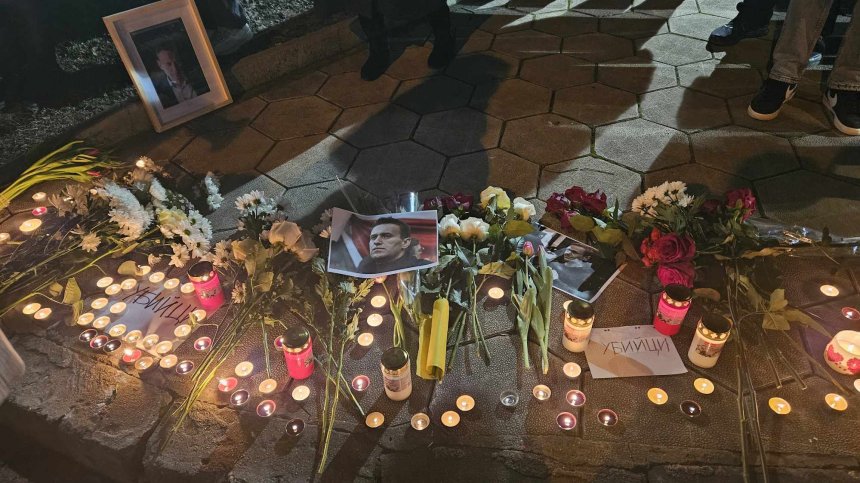 "Путин е убиец": Бдение в памет на Навални пред руското посолство у нас