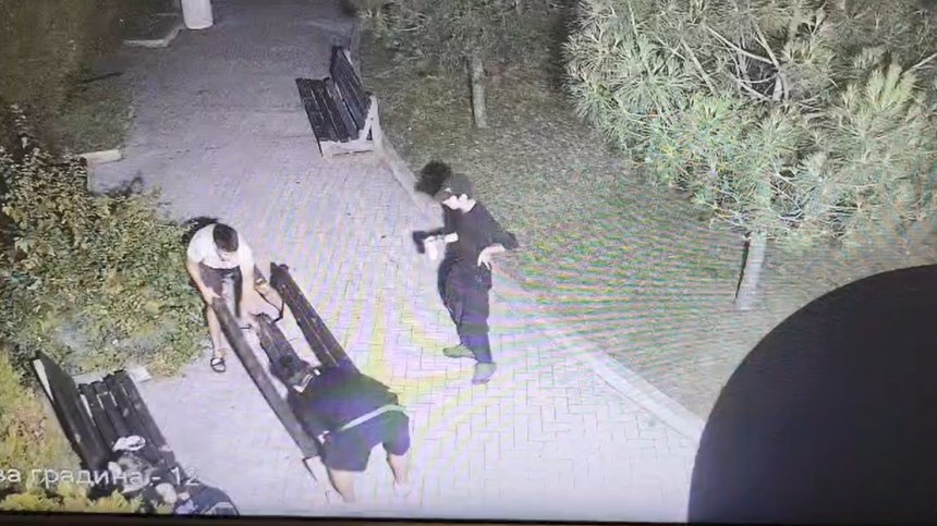 Вандалска проява в Бургас: Младежи чупят пейка в градския парк