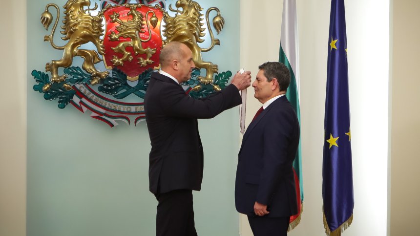 Румен Радев връчи орден &quot;Мадарски конник&quot; на посланика на Алжир