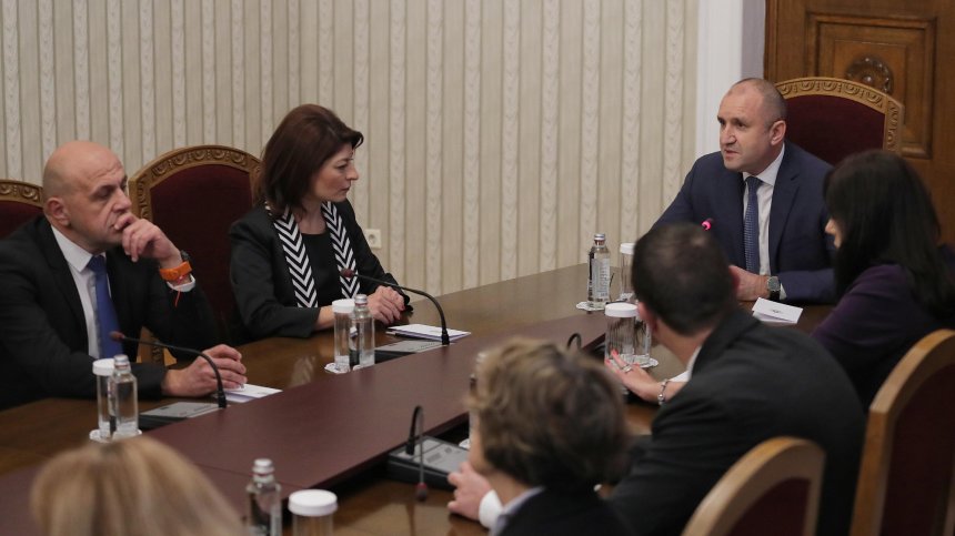 Радев е готов на компромис и дава отсрочка. Борисов: За 10 минути мога да напиша състав на кабинет