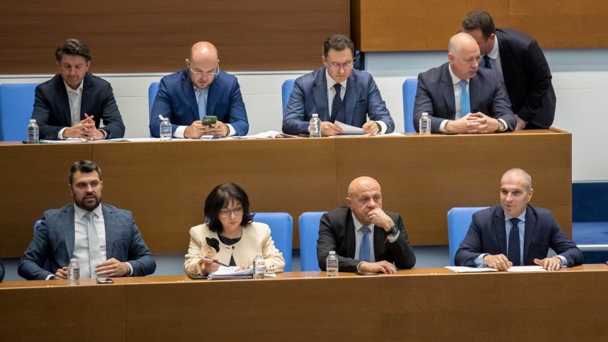 Петия вот на недоверие срещу кабинета "Желязков" гласуват депутатите