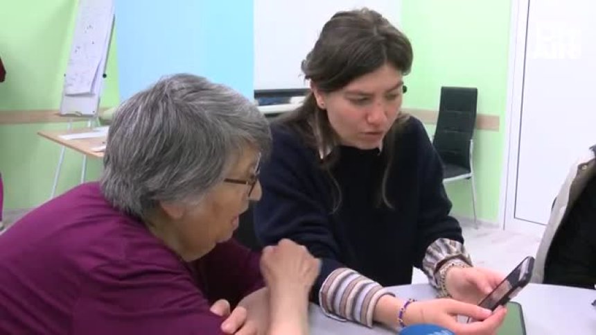 "Facebook-ът ми изчезна": Младежи обучават пенсионери на работа със смартфон