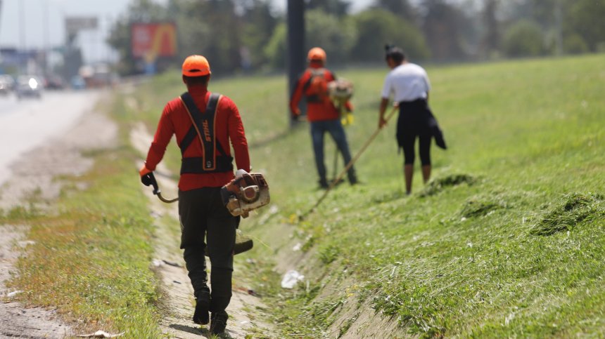 В цялата страна забраниха косенето на трева заради пожарите