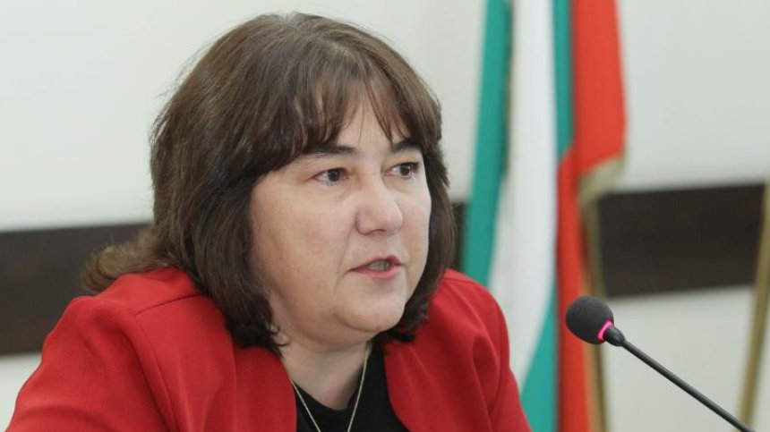 Велкова: Август късаме с две международни банки, свързани с Русия