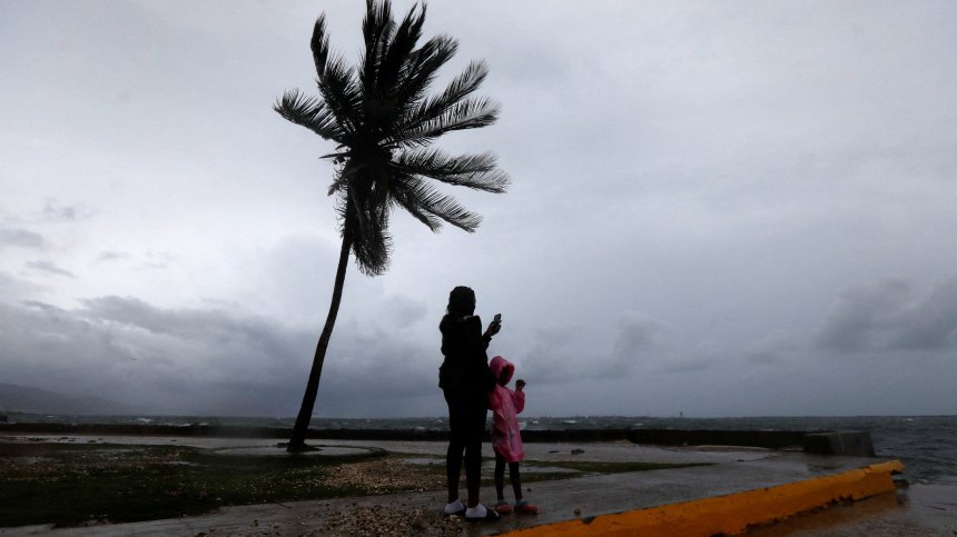Ураганът "Мелиса" връхлетя Ямайка с бурни ветрове и поройни дъждове (ВИДЕО)
