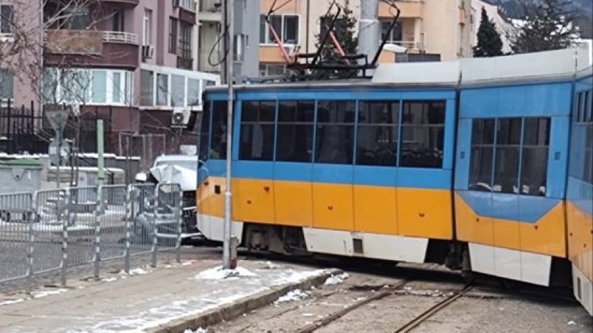 Отнето предимство предизвика катастрофа между кола и трамвай в София