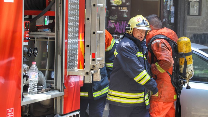 Две деца и пенсионерка са обгазени при пожар във Варна