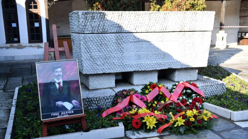 Министър Генчовска положи венец пред гроба на Гоце Делчев в Скопие