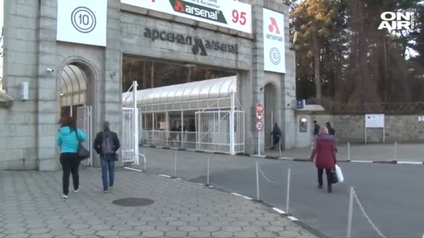 Завод "Арсенал" заработи с 2000 работници по-малко