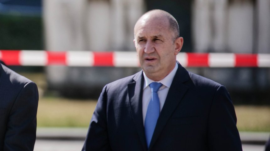 Радев: Депутатите да разгледат въпроса с референдума за еврото, ако имат останало достойнство