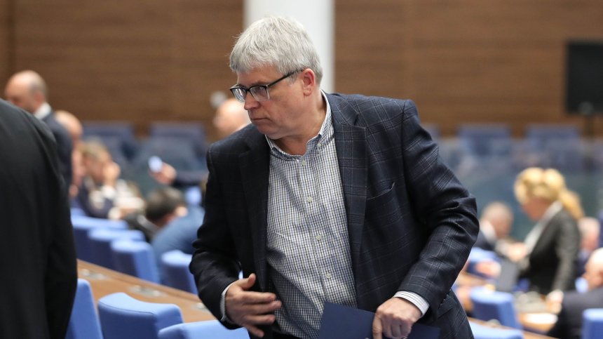 КС образува дело заради предсрочното освобождаване на шефа на НЗОК