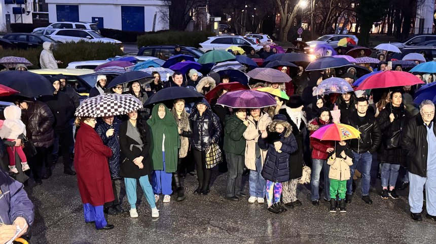 Протест във Варна срещу закриването на детска хирургия: "Вие подигравате ли се?"