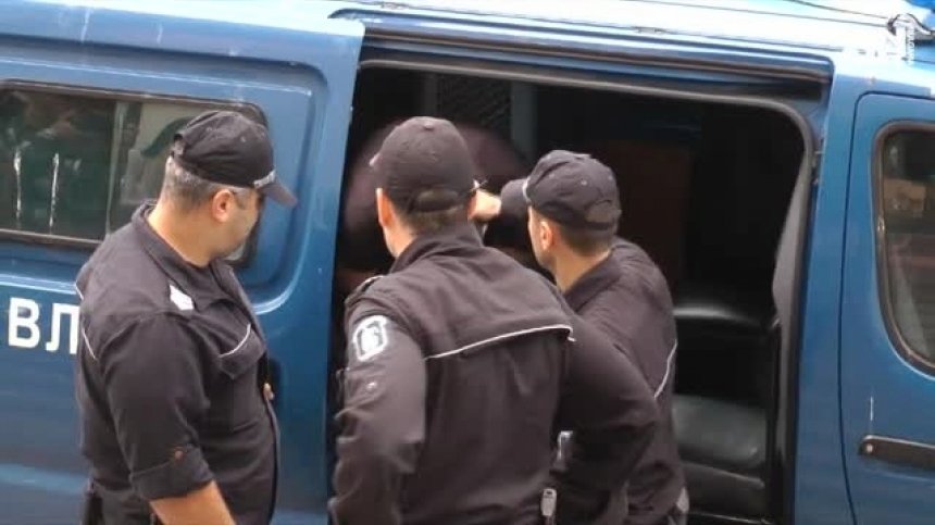 Двама пловдивски полицаи в ареста заради грабеж