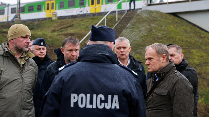 Украинци, работили за Русия, са заподозрени за експлозията на жп линия в Полша