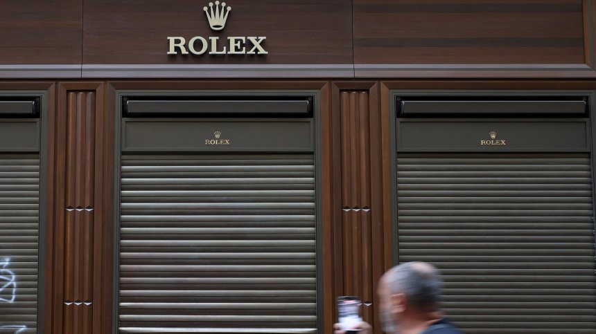 Във Франция разграбиха бутици на Louis Vuitton, Herm&egrave;s и Rolex (+СНИМКИ)