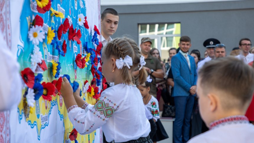Първи учебен ден в Мариупол - усмивките са от архива, военни пазят училищата