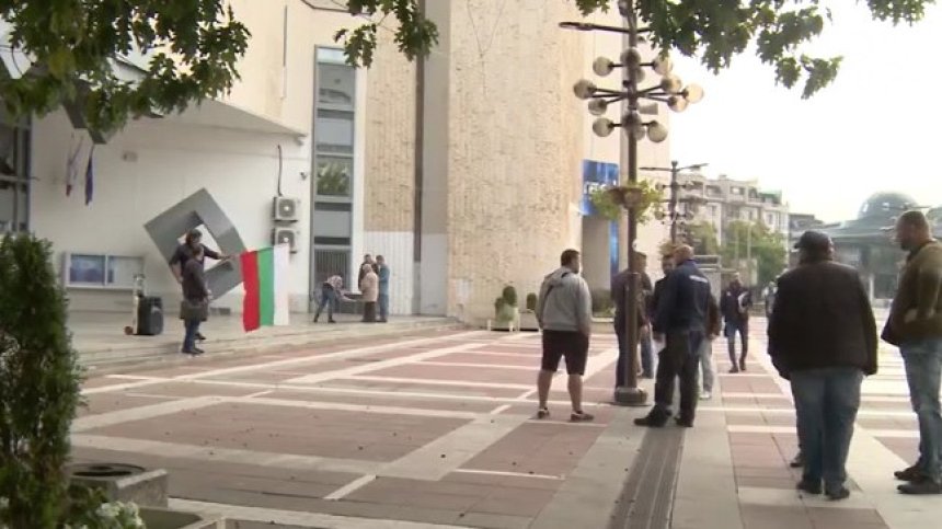 Благоевградчани протестират срещу общински заем от 17 млн. лв., искат референдум