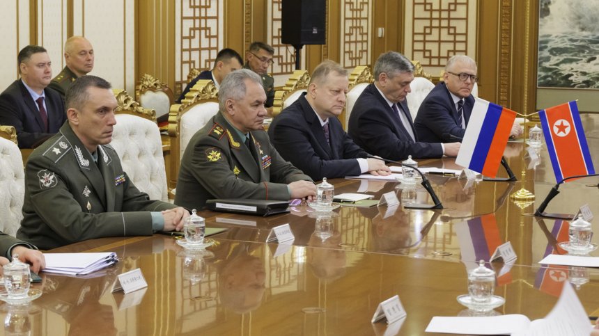 Шойгу връчи на Ким Чен Ун писмо от Путин, той му показа забранени ракети