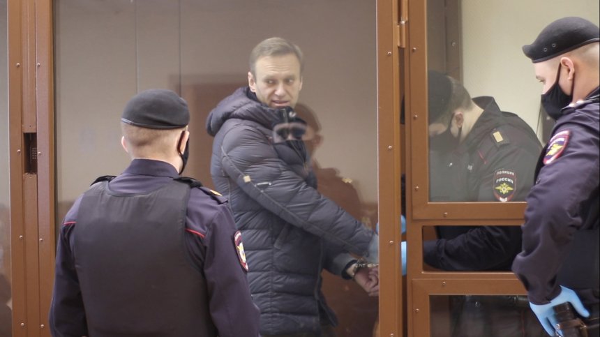 Навални отслабна с 8 кг, от затвора заплашват да го хранят насила