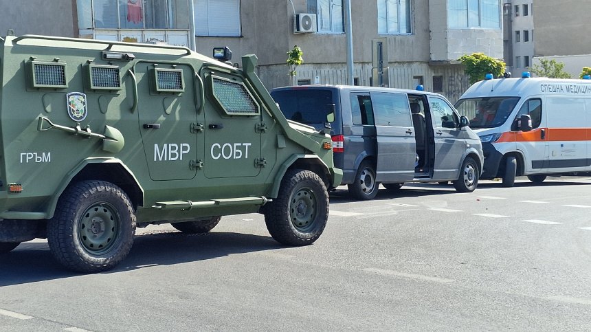Специалният отряд на полицията задържа барикадиралия се мъж в Казанлък