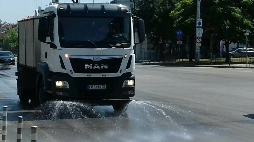 В София раздават вода и оросяват улиците заради горещините