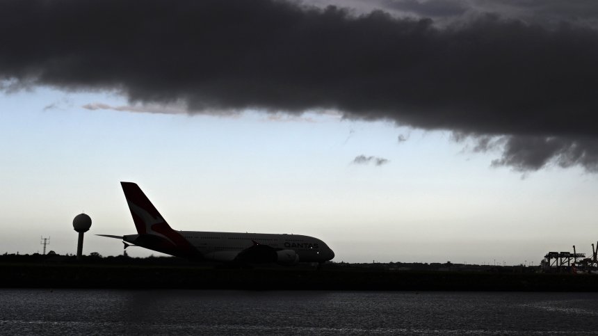 Мълния удари румънски пътнически самолет