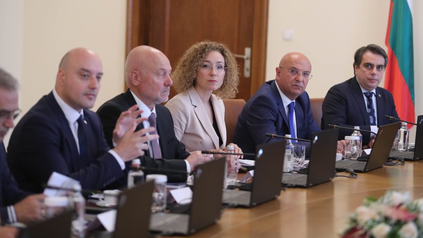 МС отмени актове на служебния кабинет, свързани с отбраната ни и оръжията за Украйна