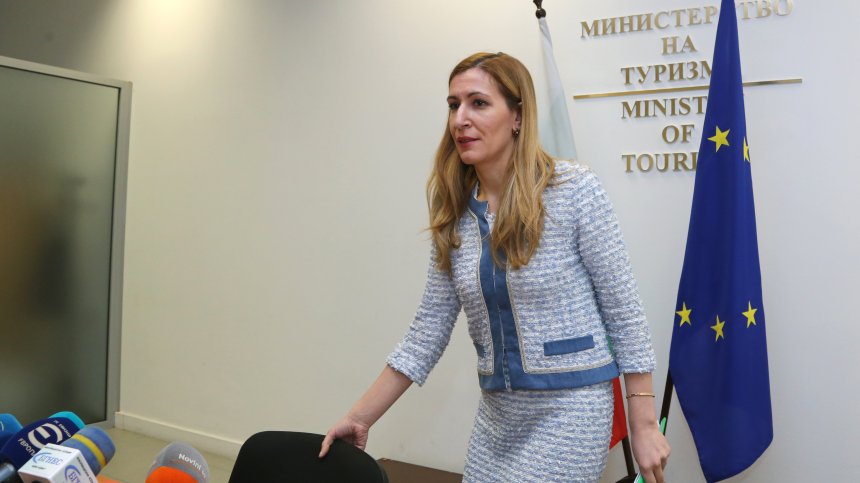 Ангелкова: Водим разговори да удължим летния сезон до октомври