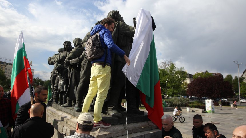 "Опаковаха" с български и украински знамена Паметника на Съветската армия