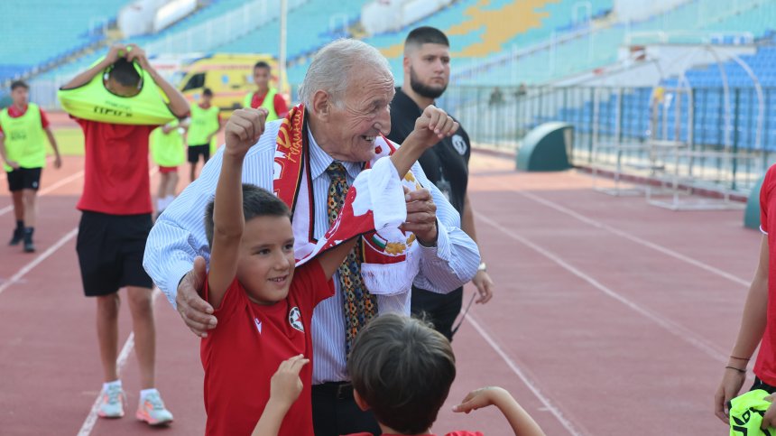 ЦСКА отбеляза 80-ата годишнина на Димитър Пенев с пищно тържество (ВИДЕО)