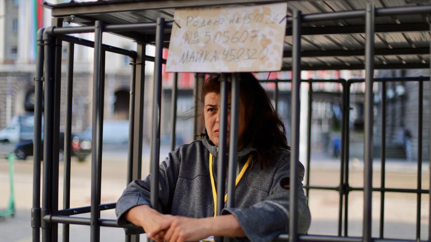 14 дни в клетка: Протестът на "Невидими животни" в защита на телетата (СНИМКИ)