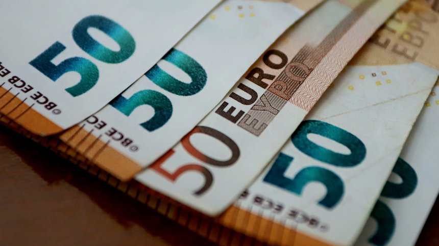 Минималната заплата в Гърция става 830 евро бруто