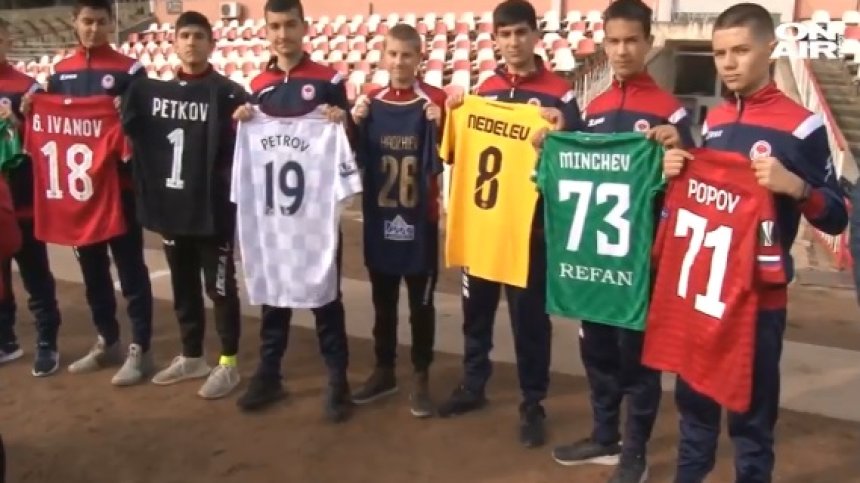 Каузата за живота на Роси обедини съперници на футболния терен