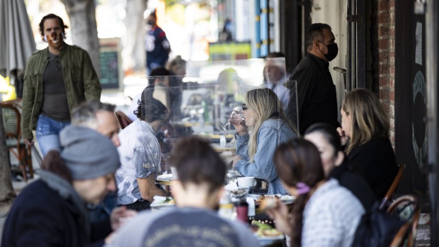 Изгониха семейство от ресторант, отказали да си свалят маските