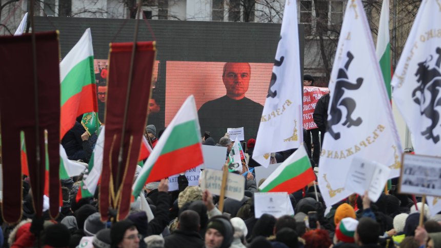 Яхна ли "Възраждане" вълната на недоволството и подготвя ли се за избори Костадинов?