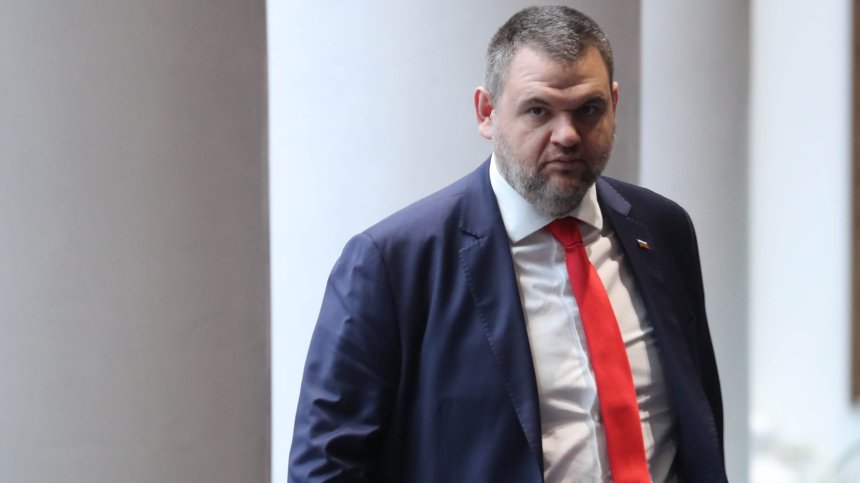 Пеевски: България не може да стои без външен министър, президентът да подпише указа