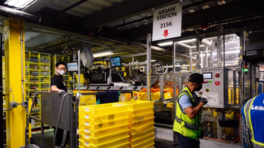 Кризата с доставките засегна почти всички, Apple и Amazon губят приходи за милиарди