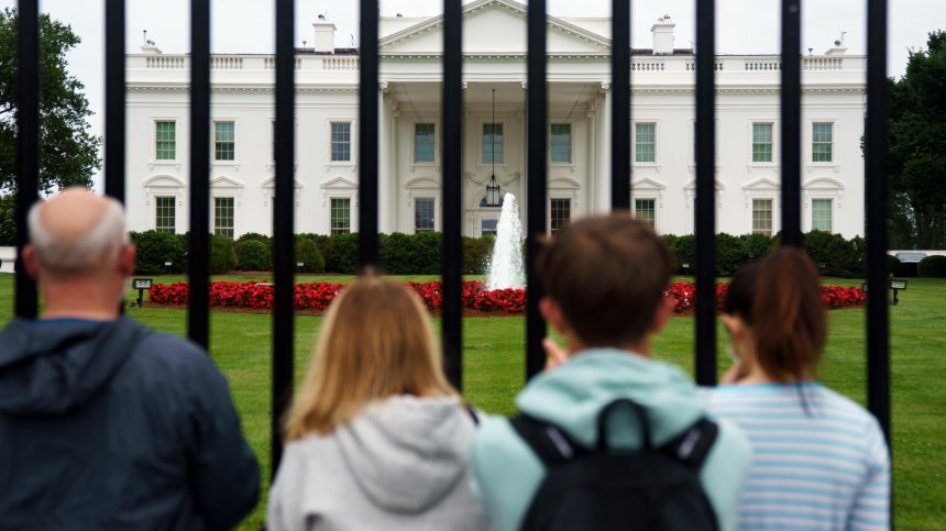 САЩ спряха издаването на студентски визи: Какво ще се случи с кандидатите у нас?