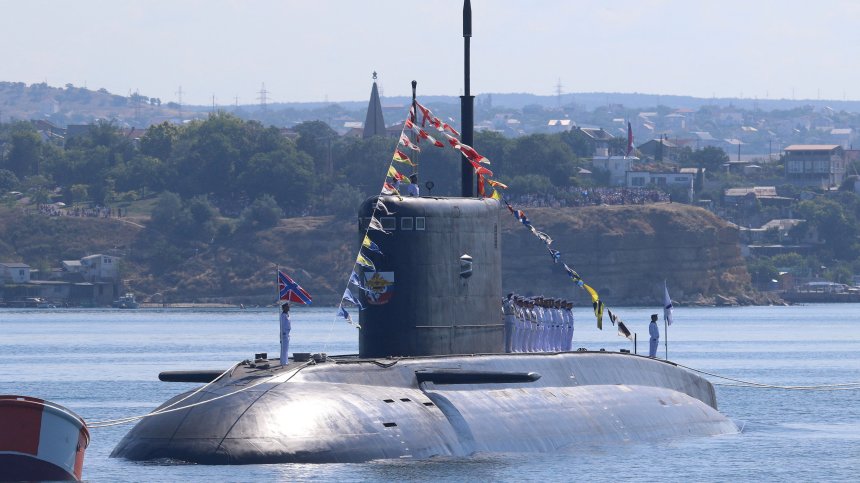 НАТО: Руска подводница изплува край Франция
