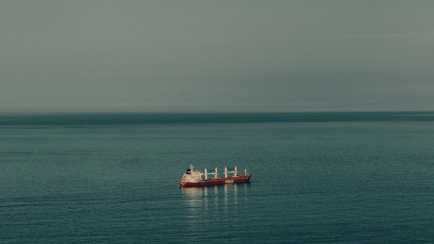 Кораб експлодира край Румъния, 12 души са били евакуирани