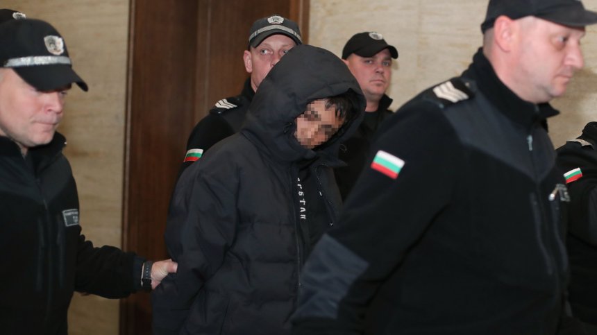 В съда с белезници е 15-годишният, отнел живота на свой връстник в мол в София (СНИМКИ)