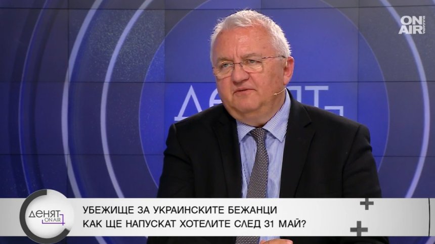 Доц. Драганов: Абсолютно грешна политика е настаняването на бежанци в хотелите