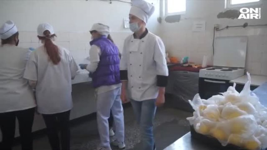 Заедно в битката: Ученици от Смолян приготвят топъл обяд за медиците