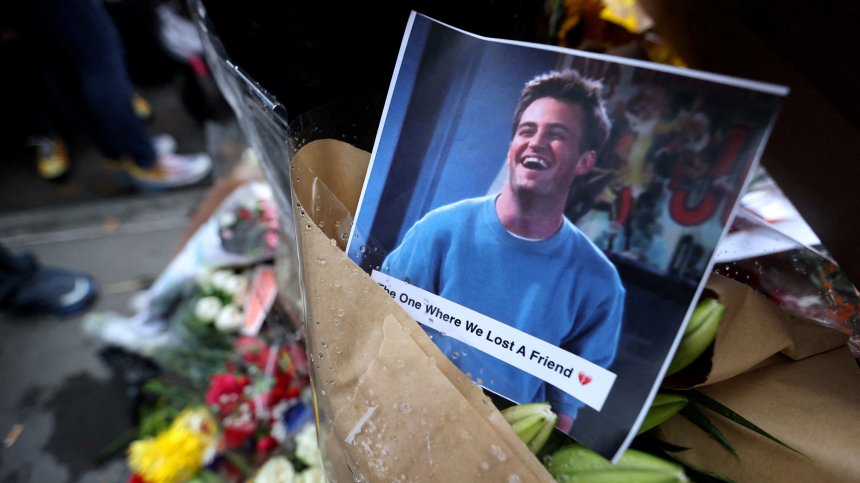 40 години затвор и $2 млн. глоба грозят лекаря на Матю Пери, снабдявал го с кетамин