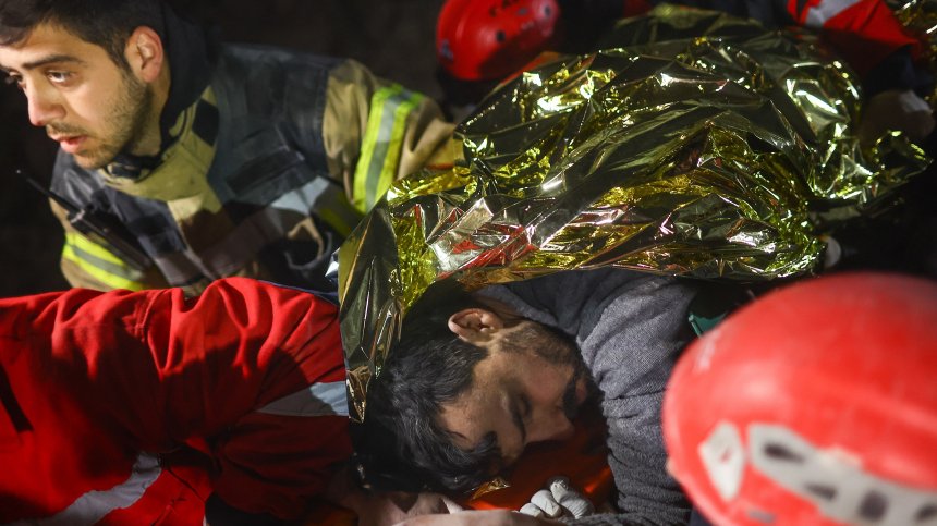 Спасени, но не съвсем: Оцелели от тежкото земетресение умират малко след това