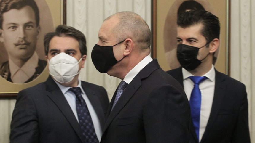 Радев прие Петков и Василев на консултации за съставяне на правителство
