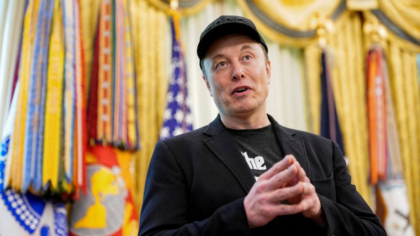 Чатботът на Илън Мъск хвали Адолф Хитлер и обижда политици