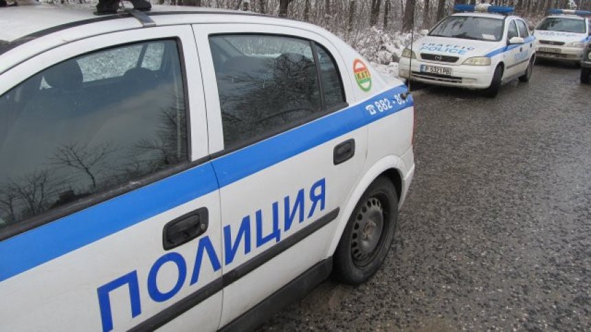 Задържаха коли с десетки черни чували при акция в Казанлък